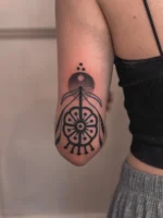 Thanks Emma for getting my wannado 🫶 

Book Appointment l Termin buchen:
https://linktr.ee/riotphil

#tattoo #tattoos #ornament #graz #wels